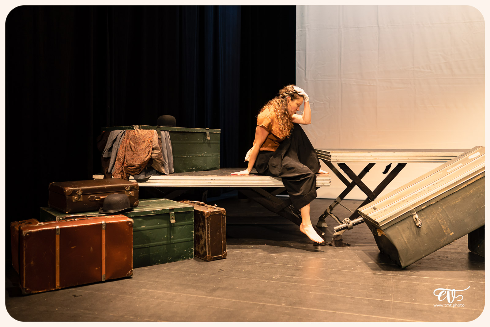 LA MESNIE H. - UN JOUR D'ÉTÉ